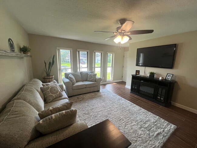 Building Photo - 5119 Ferncrest Dr