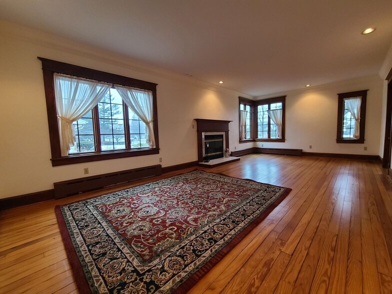 Building Photo - 566 N Shore Dr