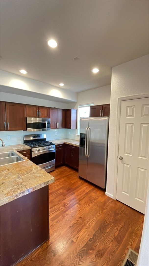 Building Photo - Charming 2 Bedroom, 2.5 bath Townhome in Fabulous Erie, Co!