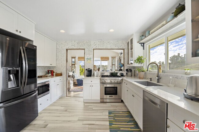 Building Photo - 6363 Zumirez Dr