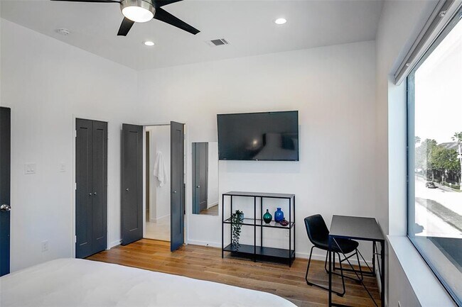 Building Photo - 511 Memorial Heights Dr