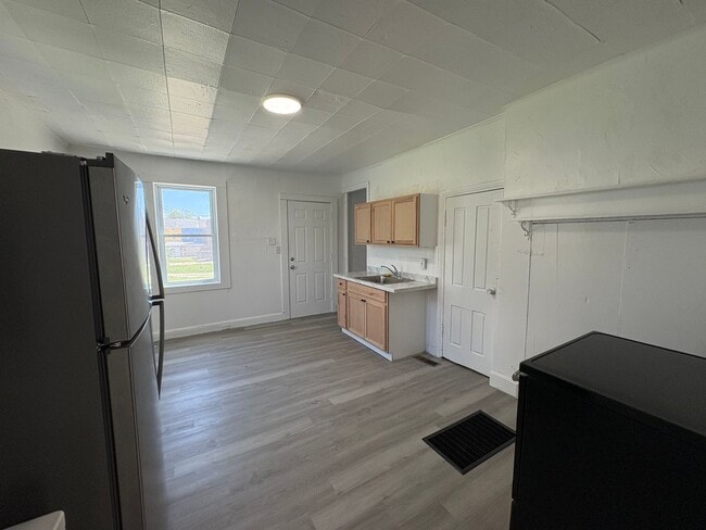 Building Photo - Newly Renovated Three-Bedroom, One Bathroom Row Home - Special Available – Contact Our Office for...