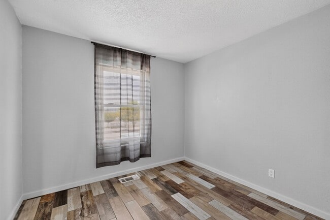 Building Photo - 624 Torretta Dr SW