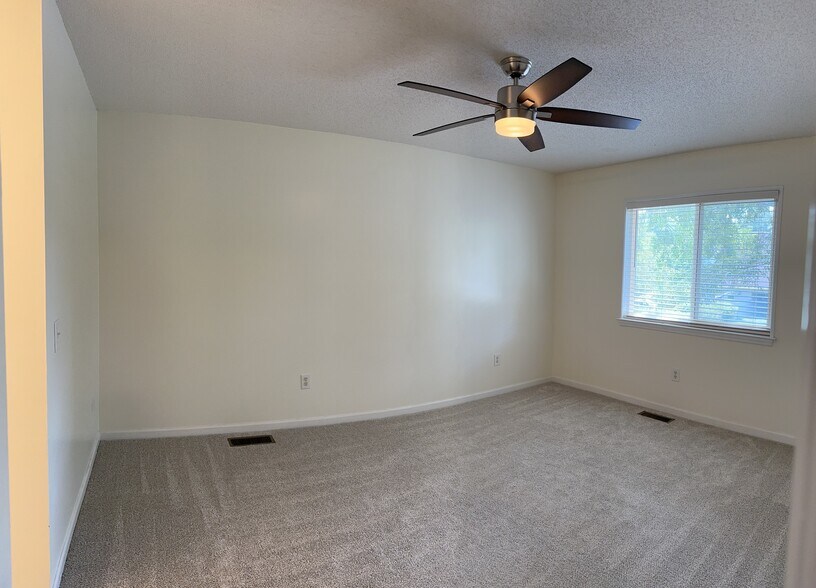 Building Photo - 21 Maplecrest Dr