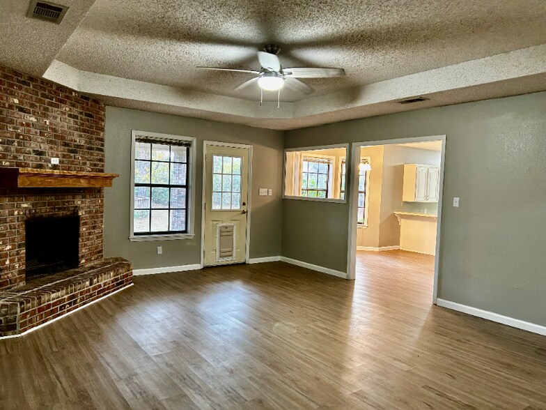 Building Photo - 905 Cherokee St