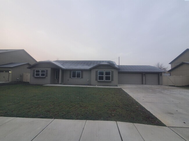 Building Photo - Kennewick Rambler with 3 Car Garage