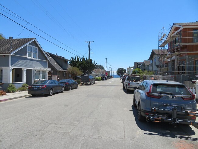 Building Photo - 2 plus bed, 1.5 bath, close to Seabright b...