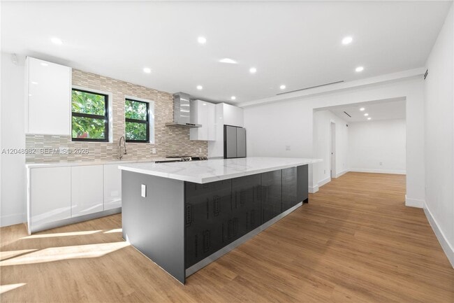 Building Photo - 665 NE 117th St