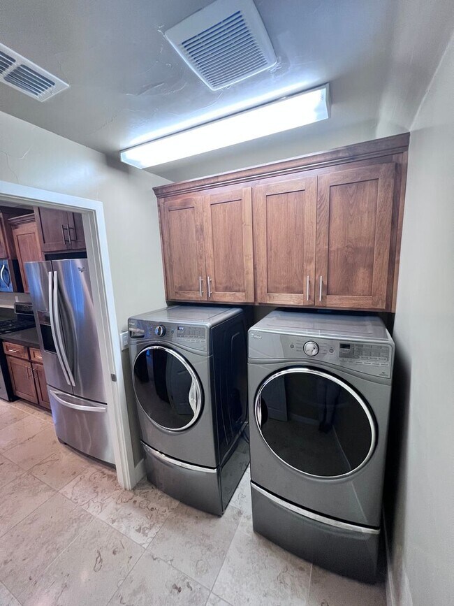 Building Photo - Stunning 3 Bedroom, 2.5 Bath Single Family Home, Gated Community, Beautiful Inside & Out!