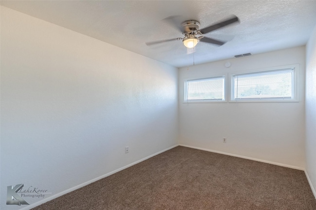 Building Photo - Furnished 3 bedroom 2 bathroom