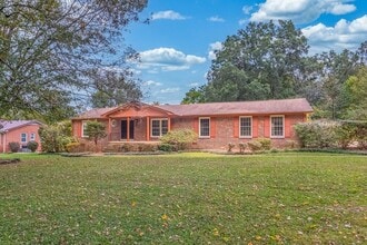 Building Photo - 204 Lake Cir Dr