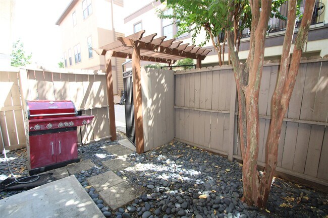 Building Photo - 3945 Gibson St