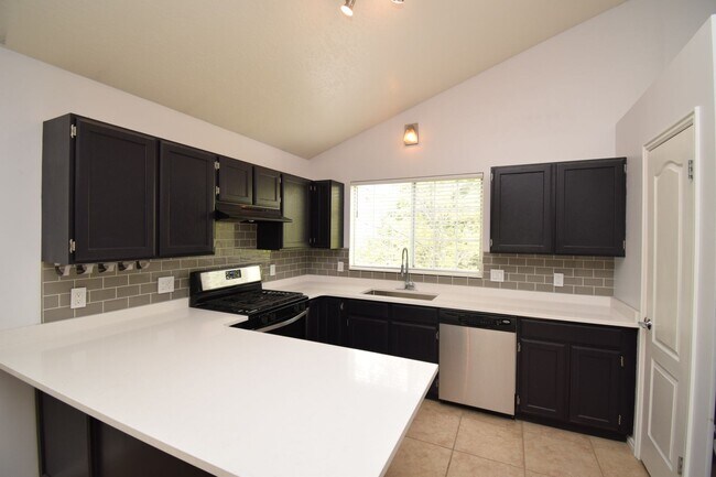 Building Photo - 3 Bedroom 2 Bath House in Midvale!!!