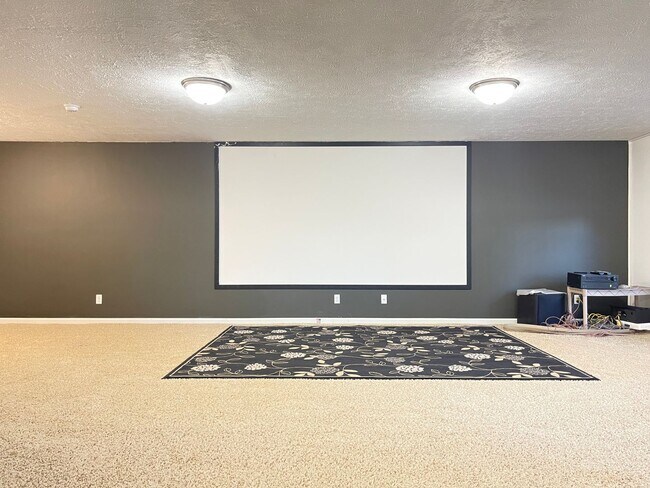 Building Photo - Spacious home in super nice neighborhood in Northwest Omaha