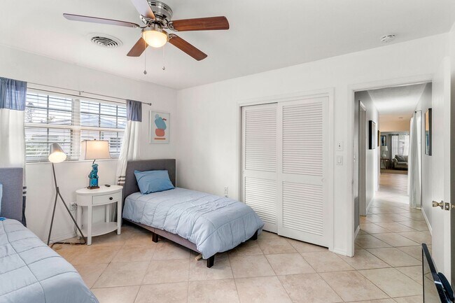 Building Photo - Fabulous 3 bed/ 2 bath Pool Home in South Sarasota ~ Coming March!