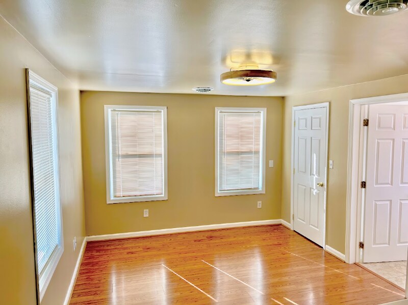 Building Photo - 118 W Potomac St