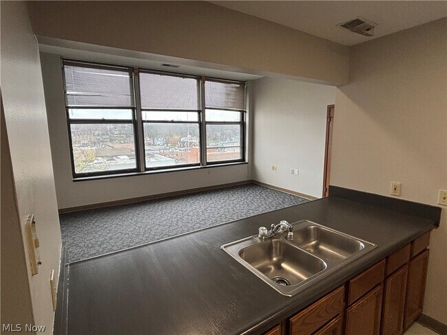 Building Photo - 59 Lincoln Way E