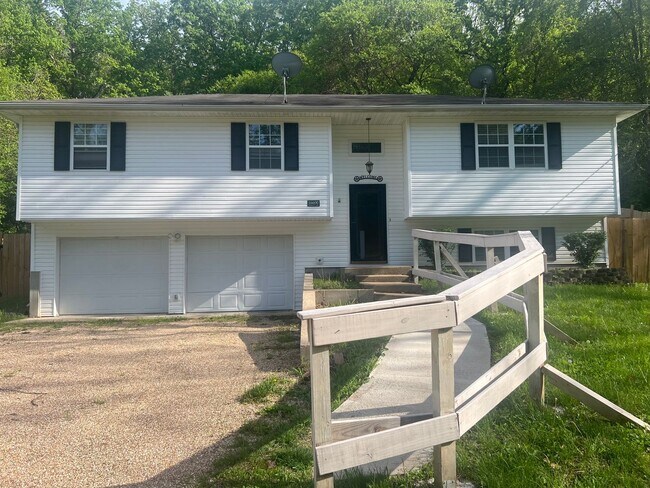 Primary Photo - For Rent in St. Robert, MO – Spacious 4 Be...