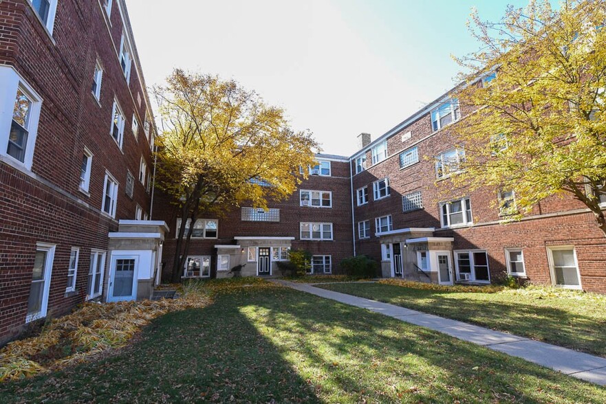 Building Photo - 2735 W Berwyn Ave