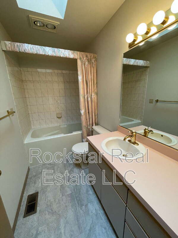 Building Photo - 5605 N Northwood Dr