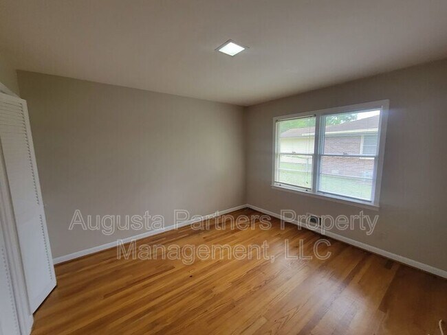 Building Photo - 1125 Crestview Dr