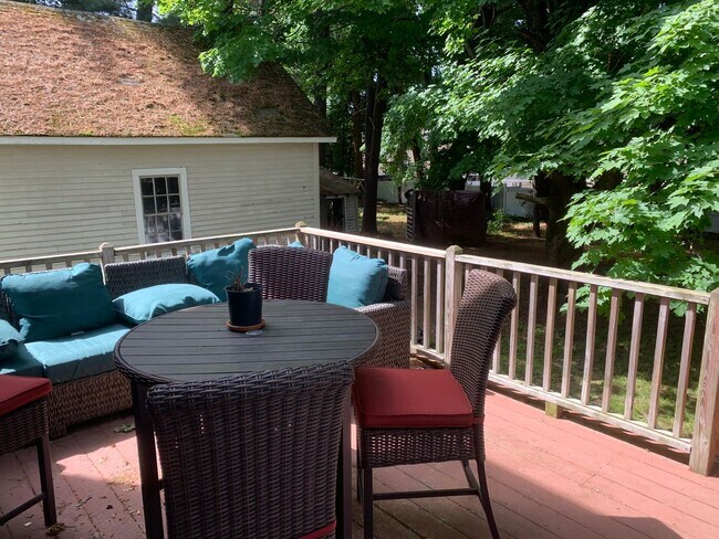 Building Photo - 4 Bedroom Single Family House Available Now!