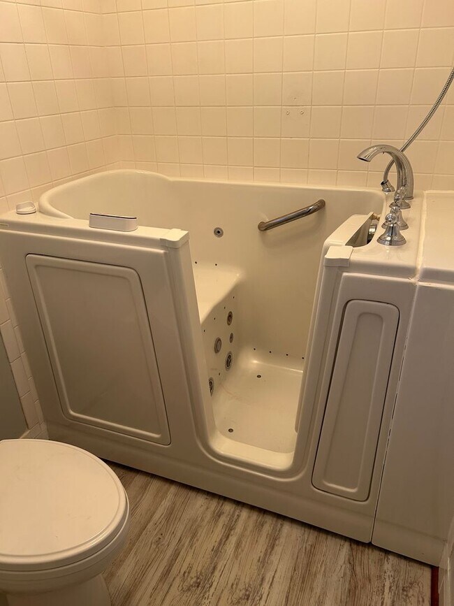 Building Photo - Spacious 3-Bedroom Home with Fenced Yard &...