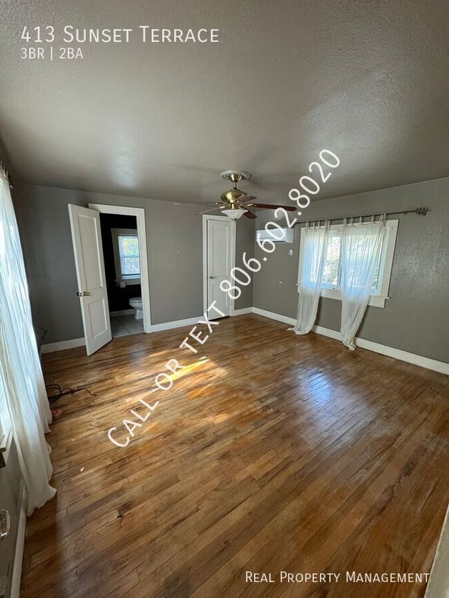 Building Photo - 3 bed 2 bath home on Sunset Terrace!