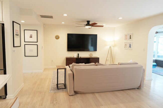 Building Photo - 2412 Clematis St