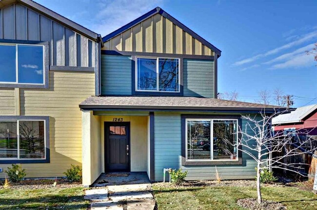 Building Photo - Newer Town home close to everything!
