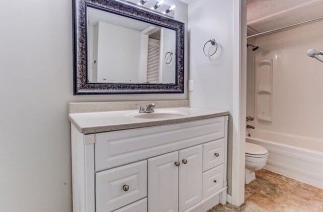 Building Photo - 2BD/1.5BA Townhouse located on the Germantown/Memphis Line!