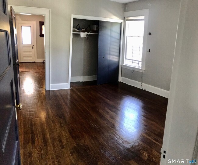 Building Photo - 52 Catherine St