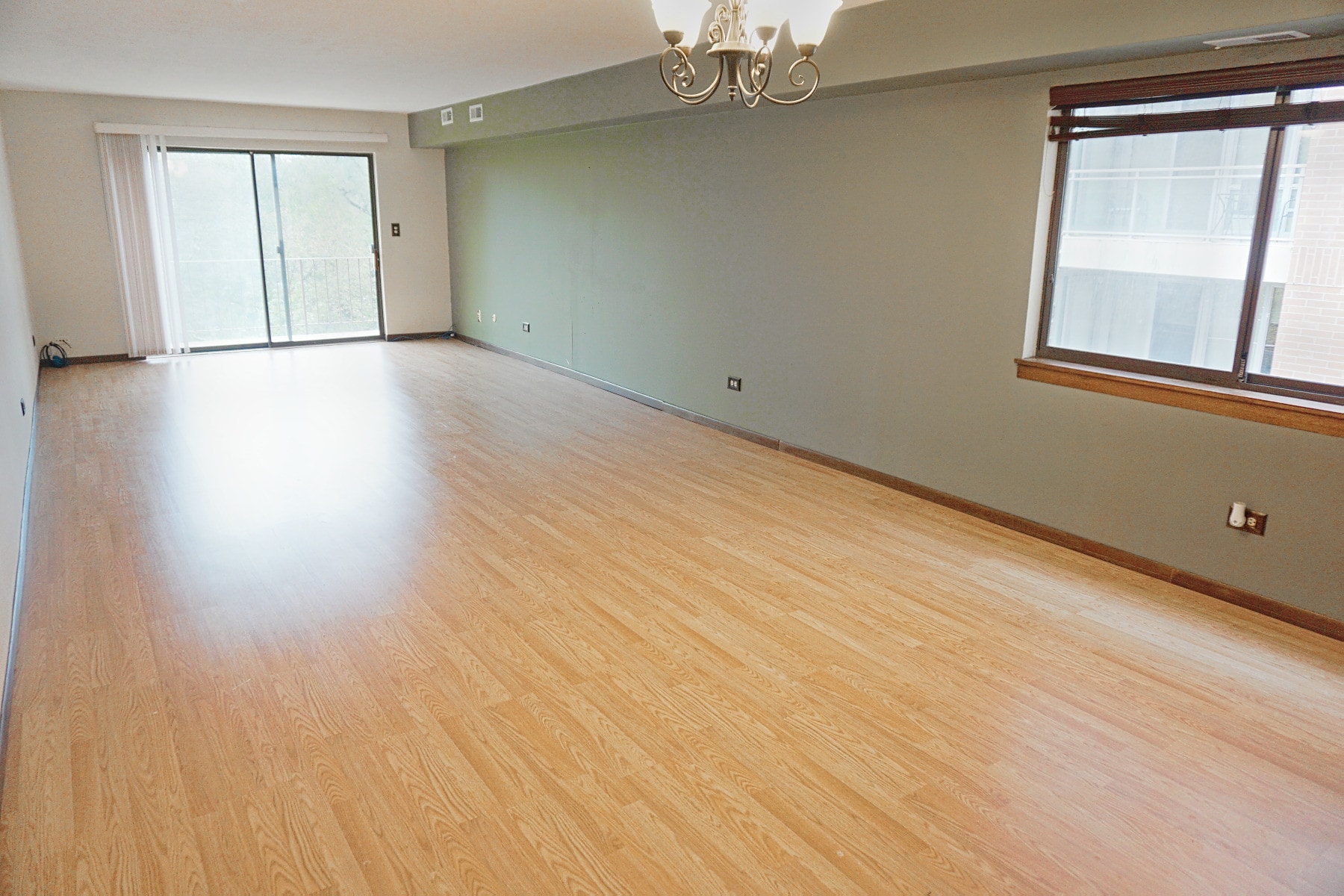 huge living room - 603 S River Rd