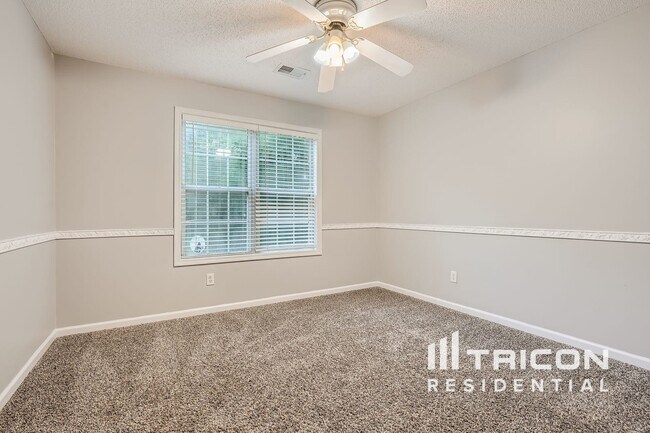 Building Photo - 150 Heathridge Dr