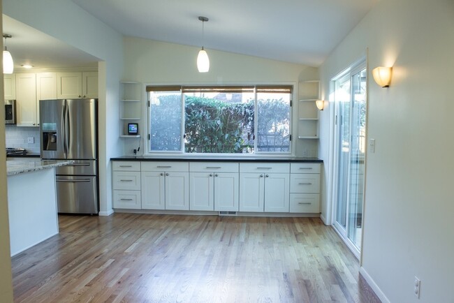 Building Photo - RENOVATED 3 BED MADISON PARK BUNGALOW W EA...