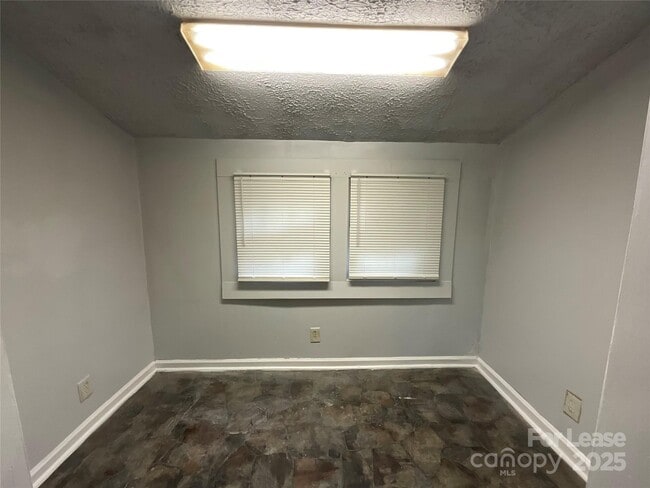 Building Photo - 1305 Ragan Ave