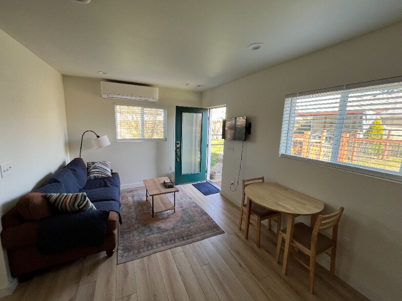 Building Photo - 632 S Rochester St