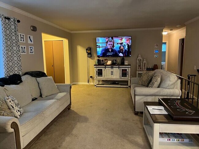Building Photo - 3 bedroom/ 3 bath. Fully furnished ready f...