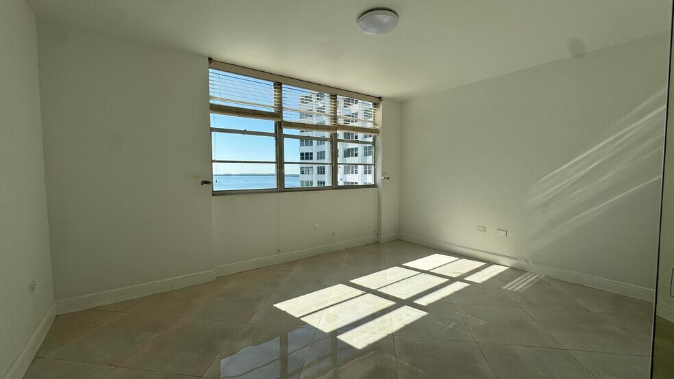 Building Photo - 825 Brickell Bay Dr