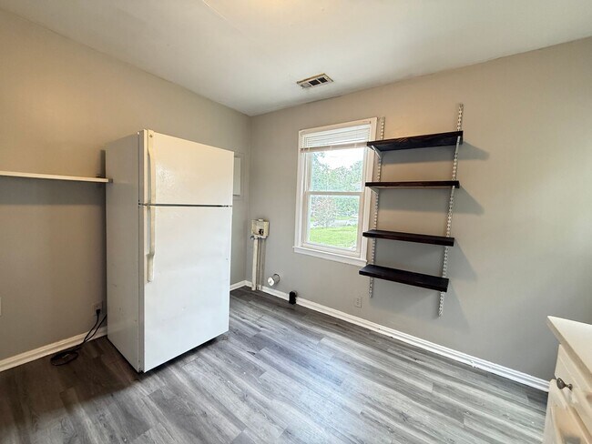 Building Photo - 2 Bedroom Cottage in Woodbine!
