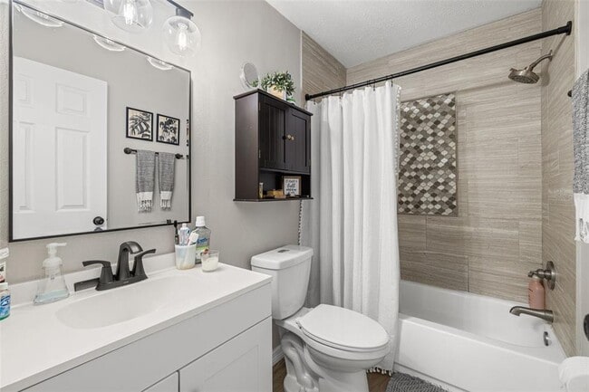 Building Photo - 245 Petrea Dr