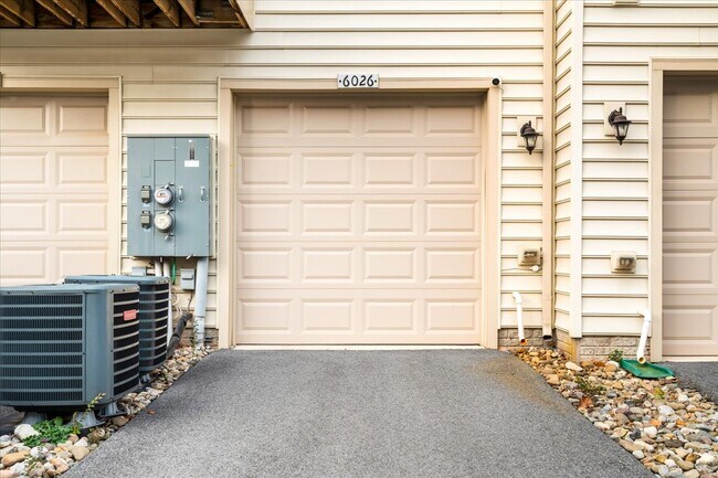 Building Photo - 6026 Forum Sq