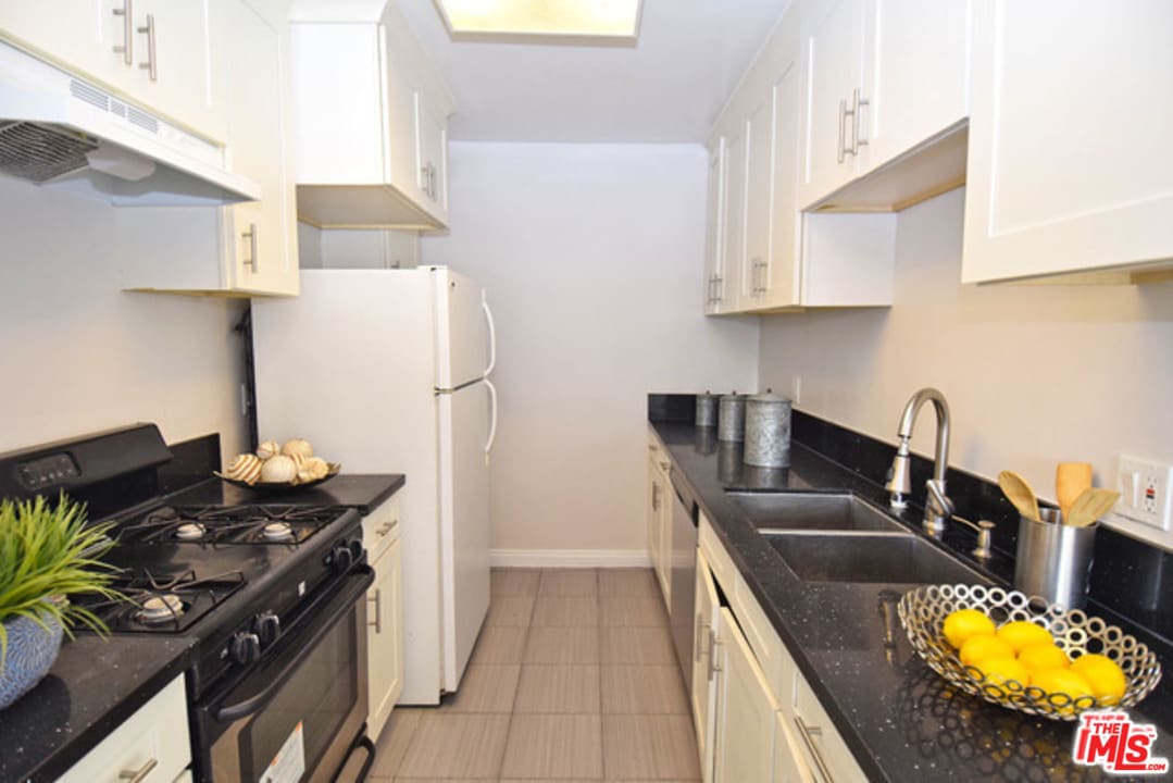 Building Photo - 423 S Rexford Dr
