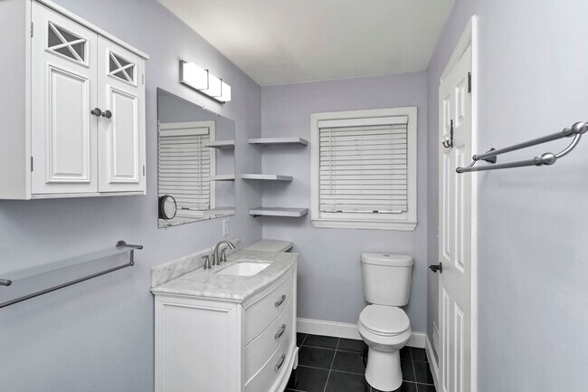 Building Photo - Prime Location! Beautiful Home Only Minutes to The Vista & Downtown