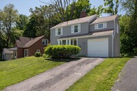 Building Photo - Charming single 3 bedroom house