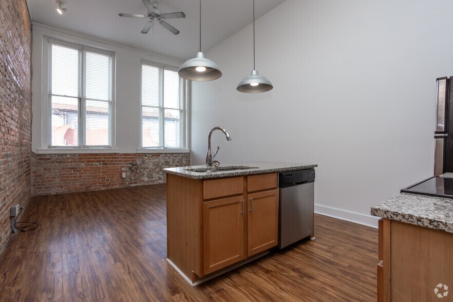 1BR, 1BA - 600SF - Living Room - Dannenberg West