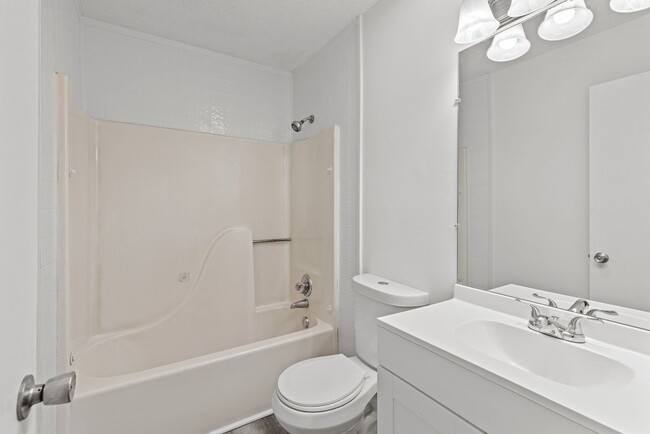 Building Photo - Cozy and Newly Renovated 3 Bedroom 1.5 Bat...