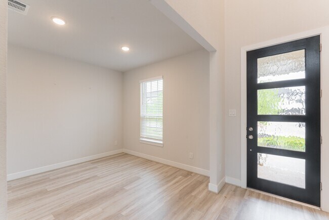 Building Photo - 146 Renodes Garden Ln