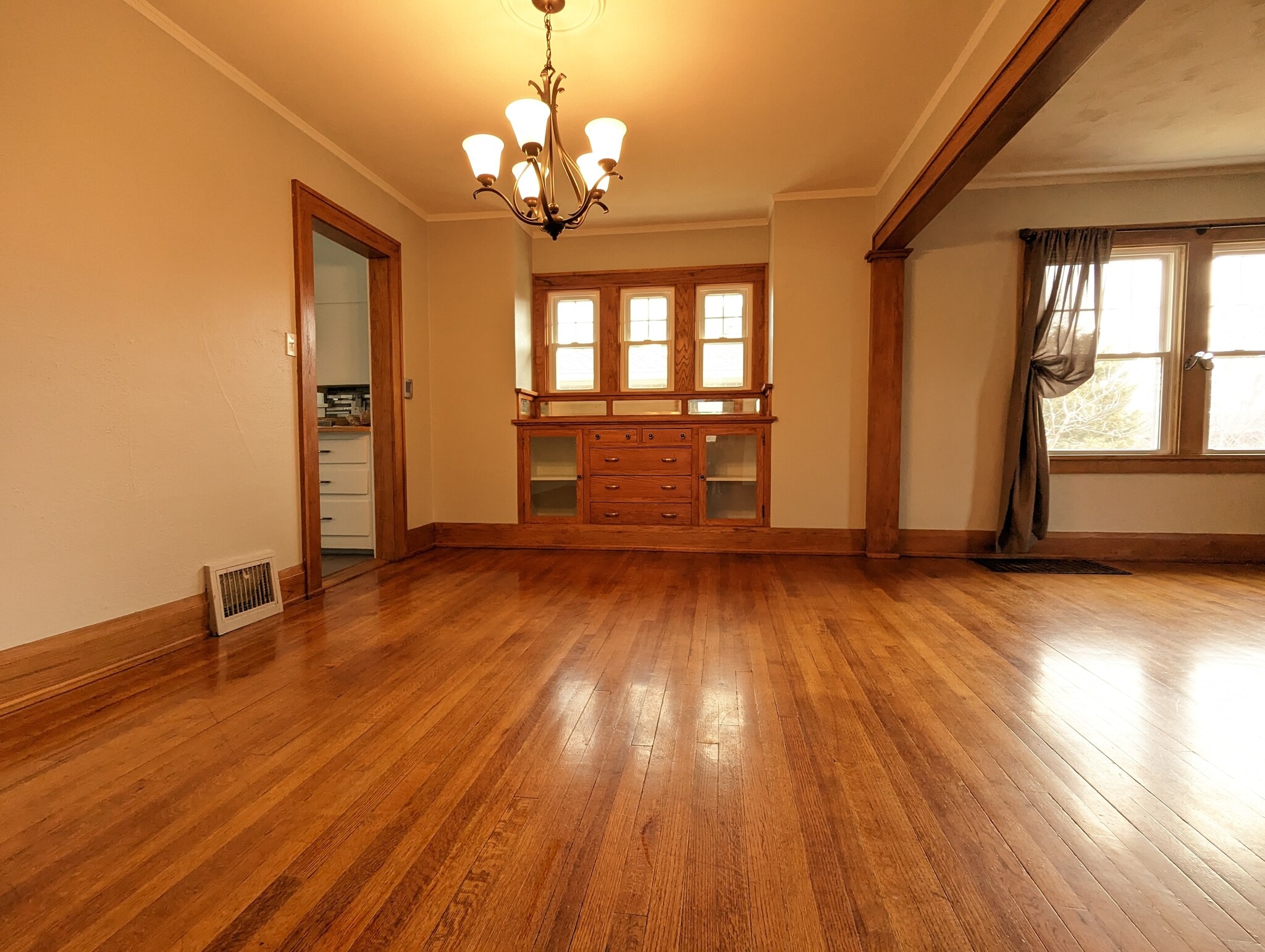 The dining area and built in - 3607 Franklin Ave