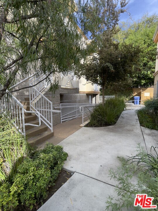 Building Photo - 15939 Victory Blvd